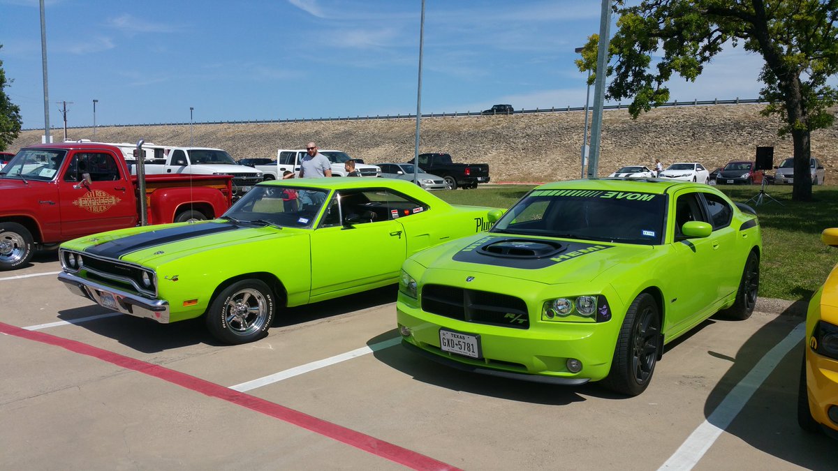Badinfluencecc's tweet photo. @Moparunlimited old school vs new school https://t.co/eqRfe3POxr