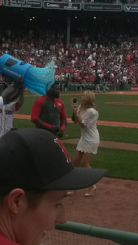 alislatphoto's tweet photo. That awkward moment!!! #redsox #bostonvhouston photo by Anna Pierce!! @RedSox #bsoton #papi #gatorade https://t.co/Uec5rk5LcV