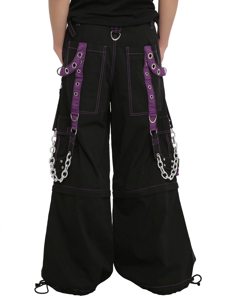 Morgan_Vena's tweet photo. Saw someone wearing these in a Walmart parking lot.
Guess you could say Hot Topic is still a hot topic.... https://t.co/rUccjPW0uD