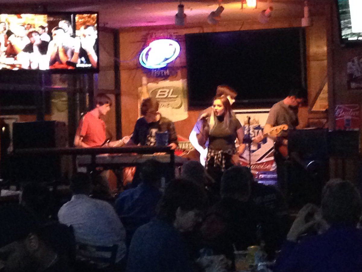 MaddimusicLive's tweet photo. Performing great classic & indie rock till closing time. Come by @JohnnysTaverns on 119th & rock w us! #kcrock https://t.co/KK8ElTpMC7
