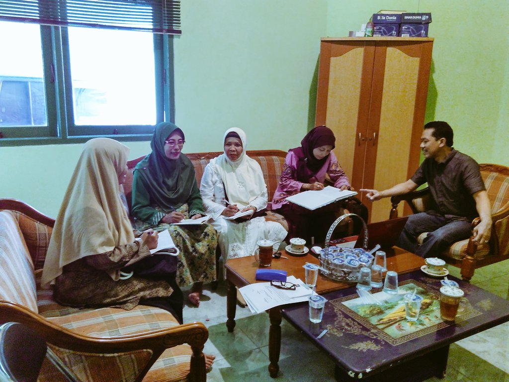 MasdukiSabil's tweet photo. Konsolidasi pra lomba Mars Perempuan Bangsa Se Jatim. Mari Gotong Royong dlm Kebajikan. Holopis Kuntul Baris https://t.co/xmePeqldwa