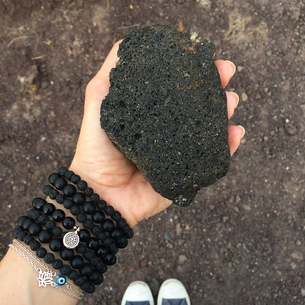 BloomnLotusJwly's tweet image. I wonder how many lava rock beads I can make out of this lava rock 😜🌋 #wheninsantorini
