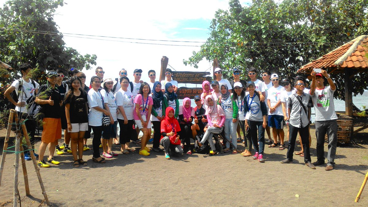 ITDBI's tweet photo. All riders #ITDBI2016 very excited, visiting Bangsring Under Water @banyuwangi_kab https://t.co/dS9LX5zTB1
