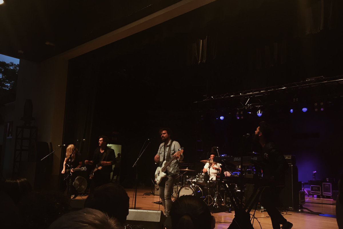 MaddieHoggan1's tweet photo. BEST NIGHT OF MY LIFE @grizfolk obsessed #makeitlouder 😍 https://t.co/vGSQN1oTpt