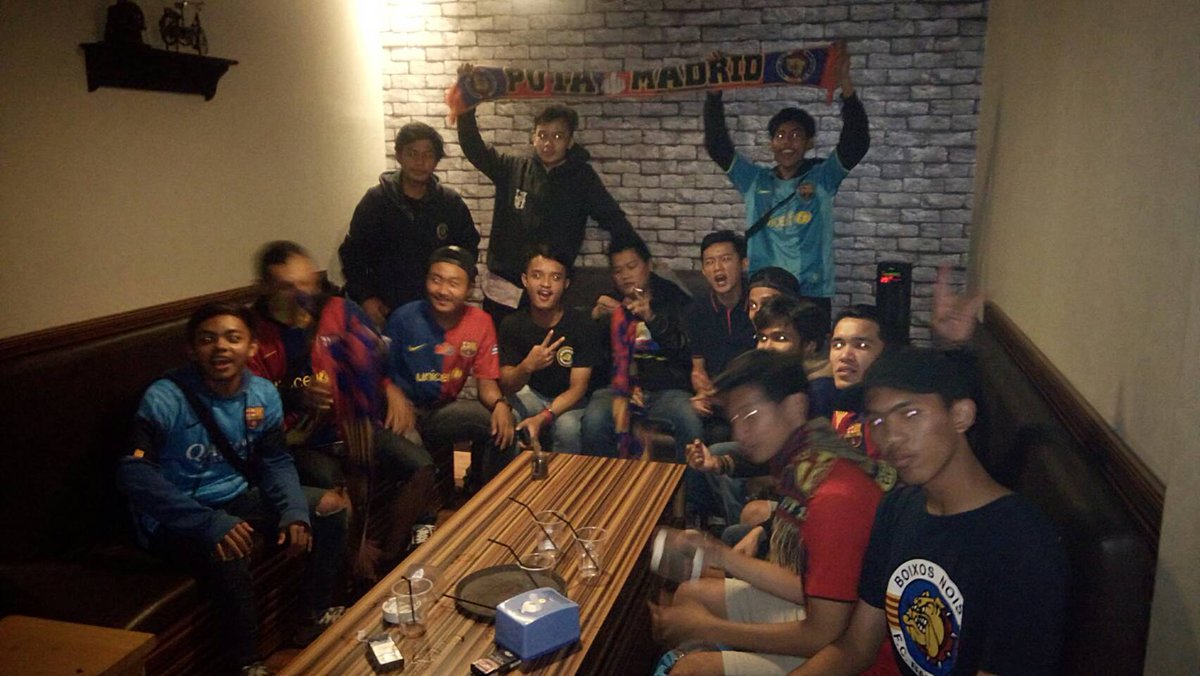 CULES_CMH's tweet photo. Pasukan Cimahi di Last Nobar semalam bareng @INDOBARCA_BDG #CAMPEONES #ViscaBarca https://t.co/bHA5vvLiLV