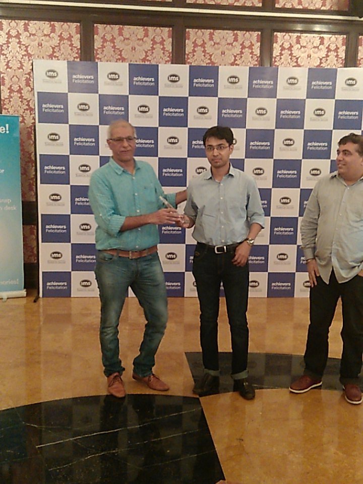 IMS_INDIA's tweet photo. Our MD Mr. Kamlesh Sajnani handing over the IMS memento to one of our  students. #IMSachievers https://t.co/ovirTiD7AE