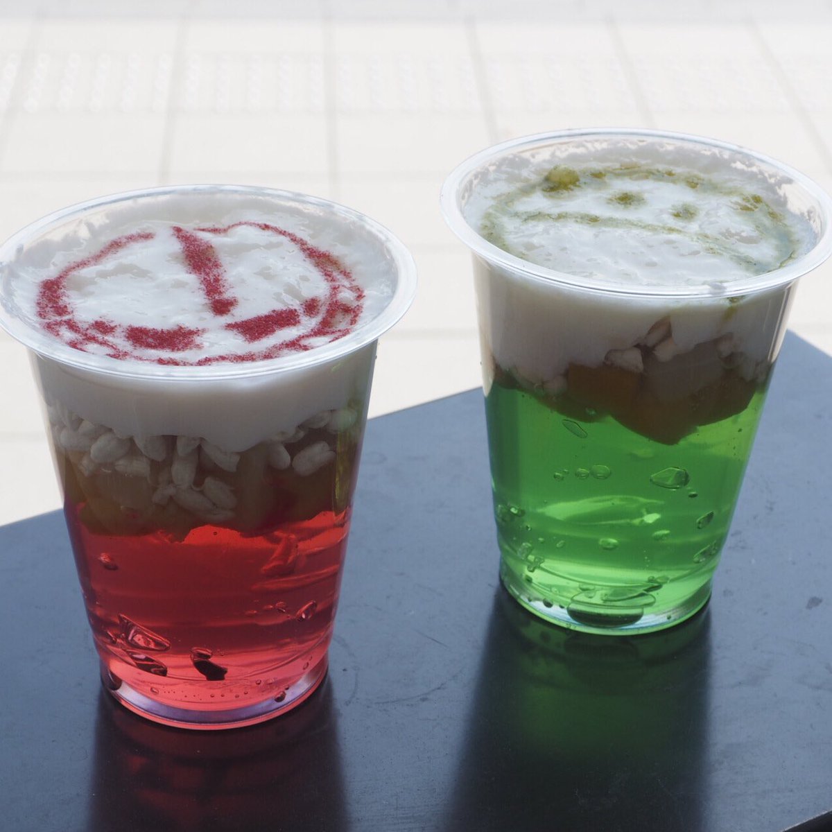 よっくん ガンダムカフェ台場店 4周年を機にリニューアルしたグランドメニューのデザート2種 シャアザクはイチゴゼリー ハロは青リンゴゼリー 白いふわふわはヨーグルトぽいムースで その下にはフルーツ これひとつで小腹が埋まります