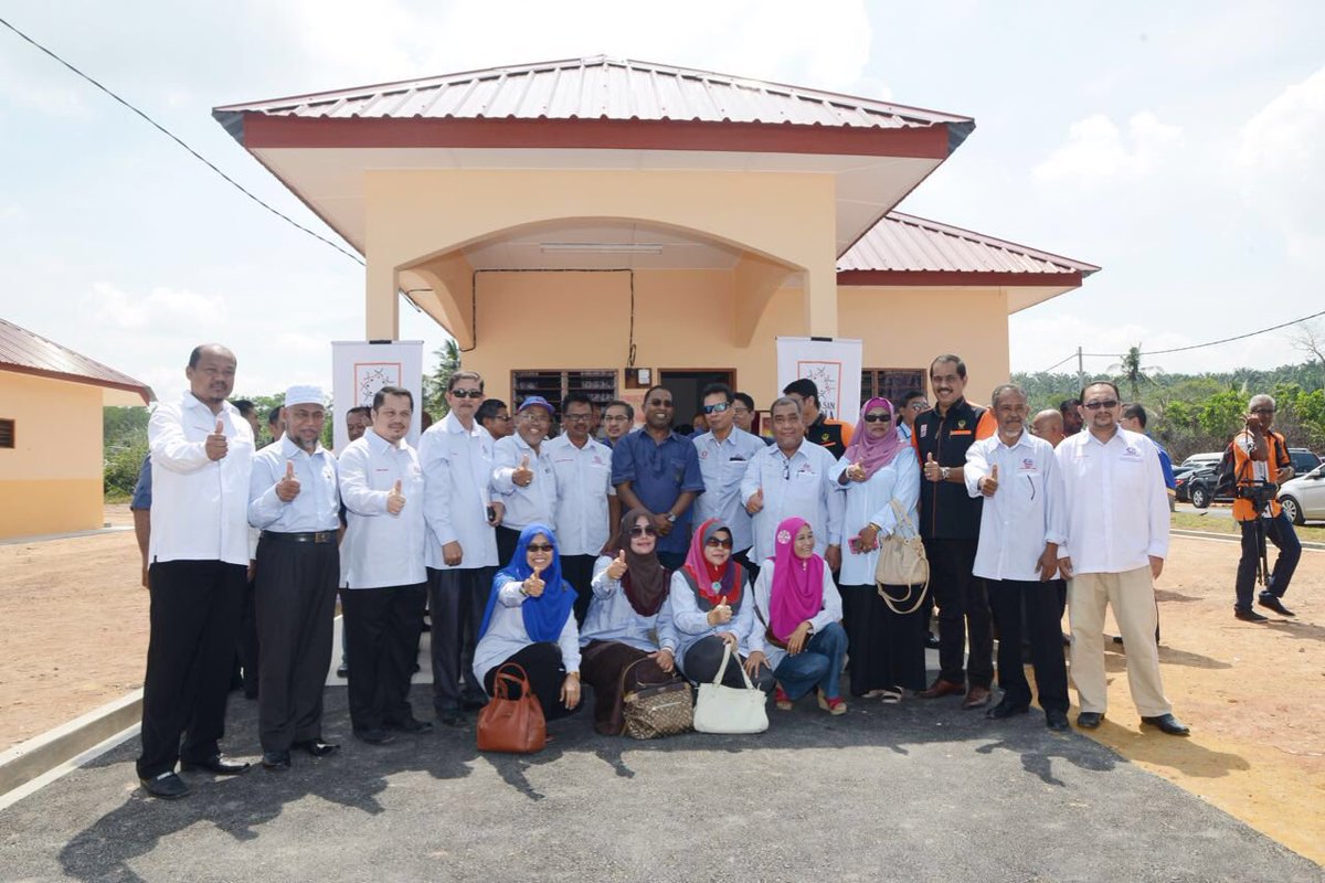 ZambryOfficial's tweet photo. Satu lagi model rumah SRIA YBU Perak. Utk golgn miskin &amp; <rm3.5k. 21 buah dibina d kws 3 ekar d Kg Tg Batu, Segari. https://t.co/LlxSRuMuT6