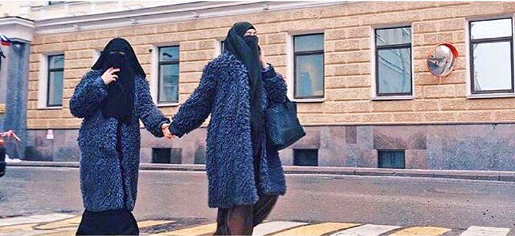 🔵مسلمات روسيات محتشمات
وهم بدولة ليست مسلمة
رسالة لمن تتساهل بالحجاب
ومن تظن أنه
عائق عن اللعب والأستمتاع بالحياة