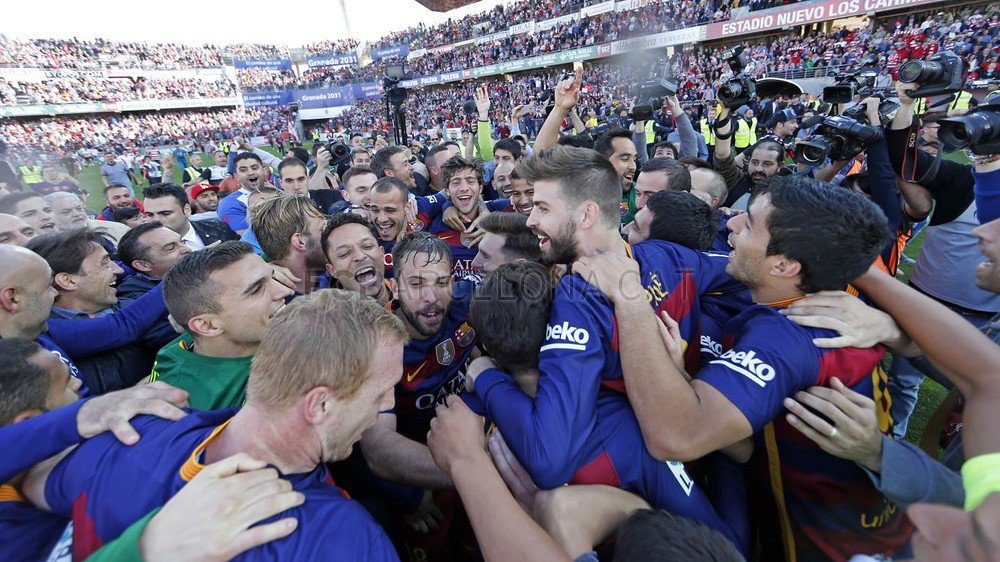 FCBarcelona's tweet image. 🔴⚽📷🏆 The 2015/16 Liga title celebrations in pictures #CampionsFCB ow.ly/7RMw300cgqp