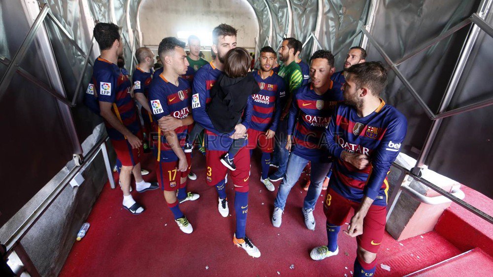 FCBarcelona's tweet image. 🔴⚽📷🏆 The 2015/16 Liga title celebrations in pictures #CampionsFCB ow.ly/7RMw300cgqp