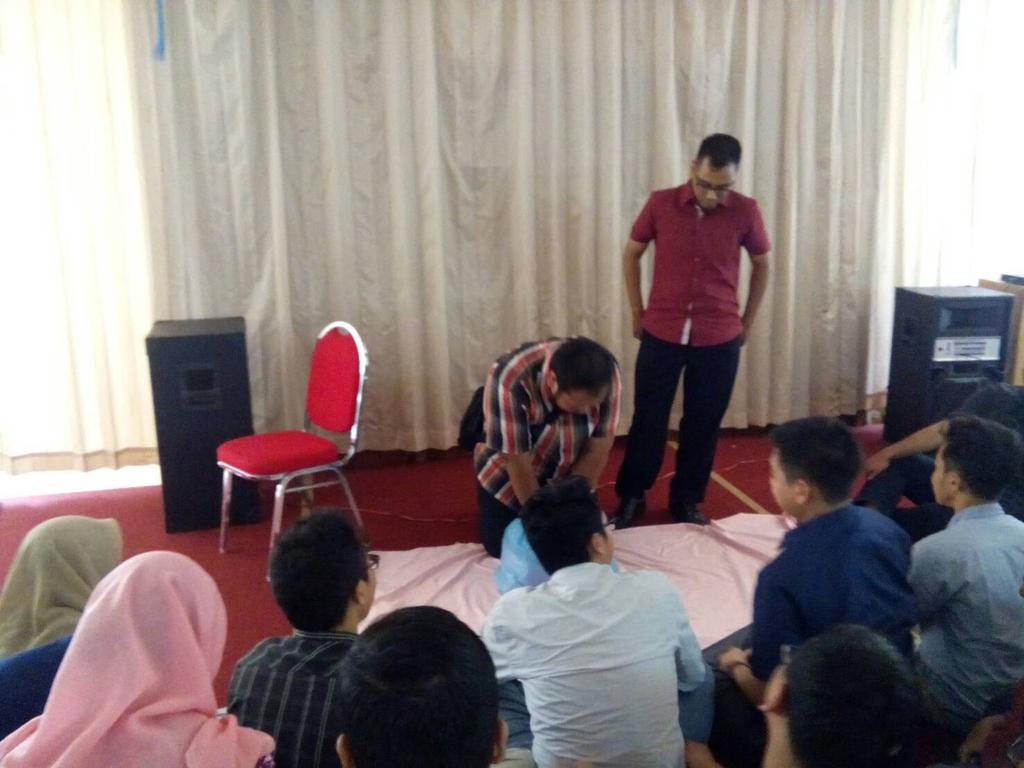 BSMISurabaya's tweet photo. Simulasi BLS, tranportasi korban sederhana dan bebat bidai oleh tim co-instruktur tanggap bencana divisi yankes https://t.co/LtyzSWFtvk