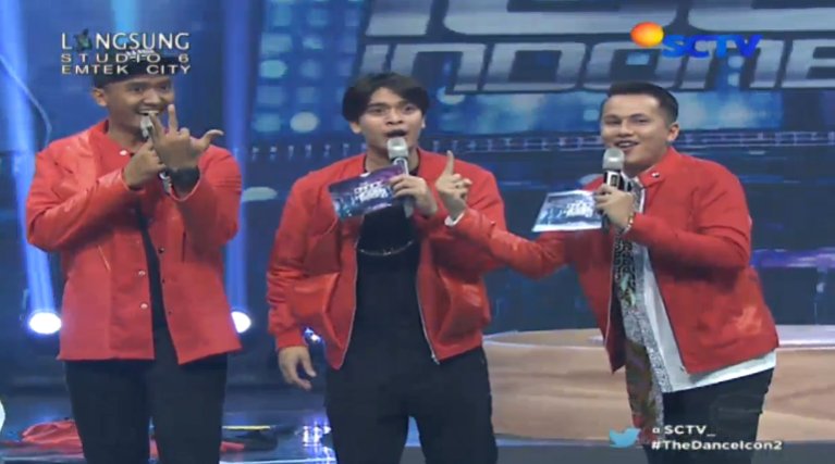 SCTV's tweet image. Kali ini @bangbily dibuat terpukau dengan sulap telepati @Uus__ dan @dhikacungkring. #TheDanceIcon2