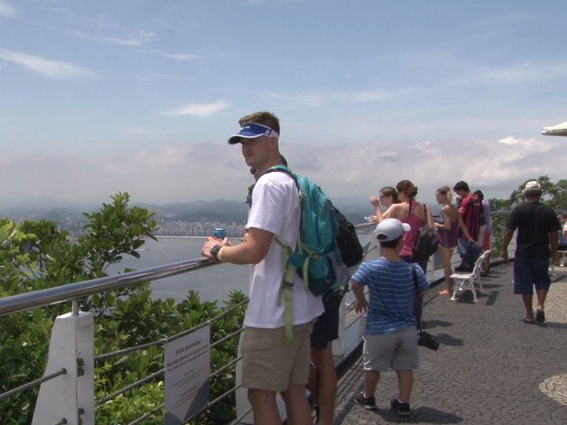 Dólar alto deixa Brasil 'barato' para estrangeiros e atrai turistas; veja vídeo glo.bo/1NuL1uf #G1