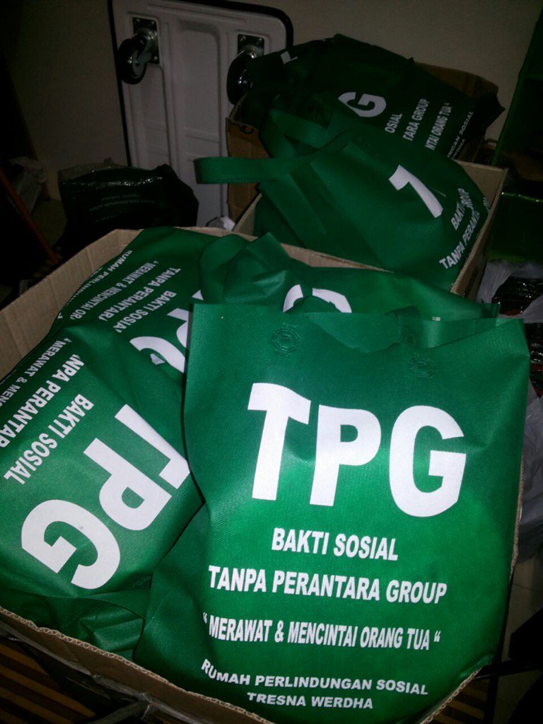 Aksi Sosial TPG ( Tanpa Perantara Grup ) ke panti jompo bogor.
