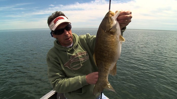 OUTDChannel's tweet image. Hooking up on Early Prespawn #Smallmouths! #BassFishing | Lindner's #FishingEdge - 9aET bit.ly/1Ta06mZ