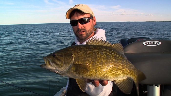 OUTDChannel's tweet image. Hooking up on Early Prespawn #Smallmouths! #BassFishing | Lindner's #FishingEdge - 9aET bit.ly/1Ta06mZ