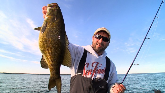 OUTDChannel's tweet image. Hooking up on Early Prespawn #Smallmouths! #BassFishing | Lindner's #FishingEdge - 9aET bit.ly/1Ta06mZ