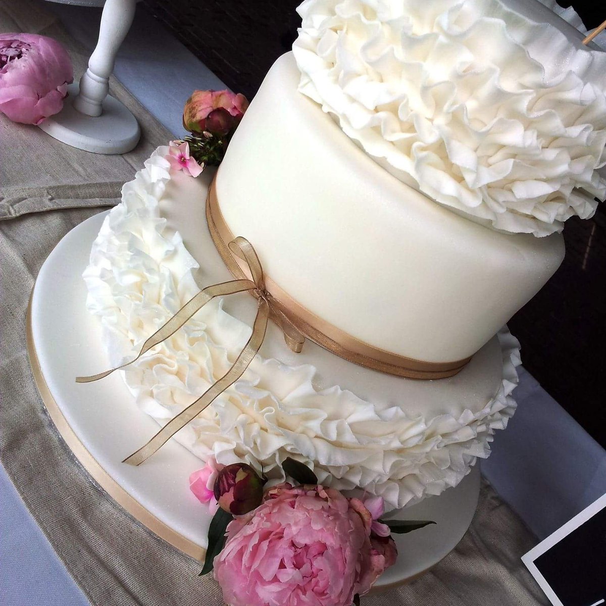 #bruidstaart #weddingcake #dongen #catering #beautifulcakes #cupcakes #taartentafel #sweettable