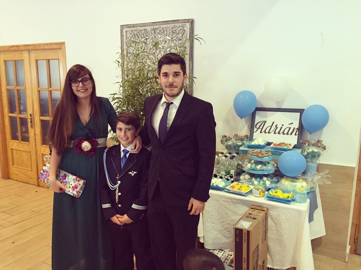 mteresa_08's tweet photo. Comunión de el👶 de mi 🏡 @davidL21G 👔👗💘 https://t.co/soe71JHHp3