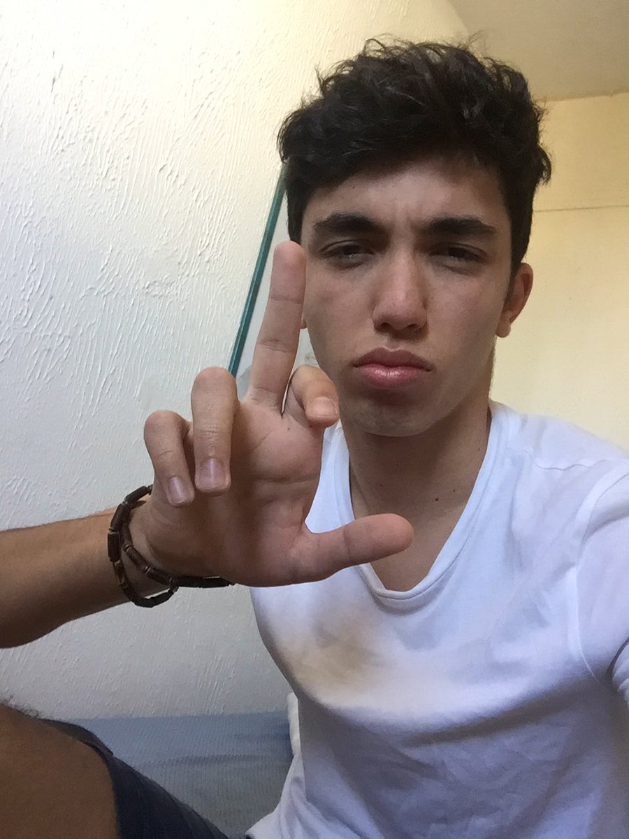 imofficialchris's tweet photo. 😂😂 #SigneDeMerde #sch ( cc @dylan_delrey ) https://t.co/Z1Qnp5853q