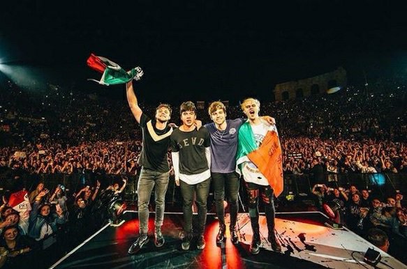 camssmileyx's tweet photo. I'm here with you. @Calum5SOS @Michael5SOS @Luke5SOS @Ashton5SOS Verona 13.5.16 Best Day Of My Life. https://t.co/XMkqcpzr8J