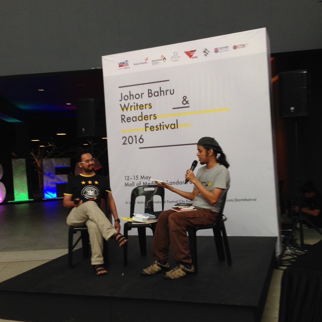 rumahlipurlara's tweet photo. #JBWRF2016 update: Sedang berlangsung slot pelancaran buku Sajak-Sajak Gelap & Tiada dan Ada oleh Kaukab. https://t.co/9o1EZzs8yt
