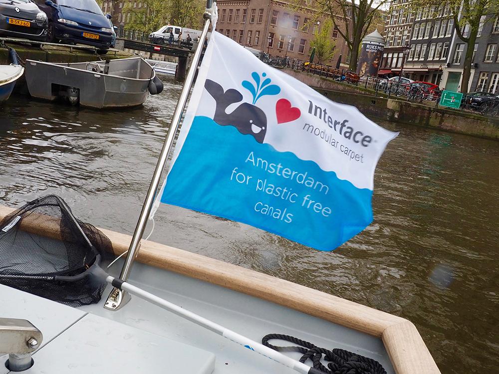 InterfaceInc's tweet image. De Amsterdamse grachten houden we graag schoon. Daarom hebben we een @ThePlasticWhale boot! bit.ly/251P74O