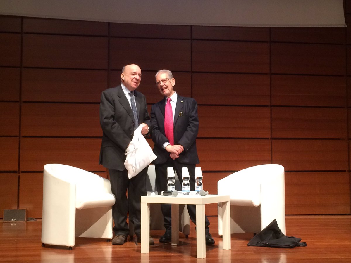 Clapperollo's tweet photo. Il richiamo della Costituzione: al #SalTo16 la lezione di #SalvatoreSettis e #GustavoZagrebelsky https://t.co/Wci04i199T