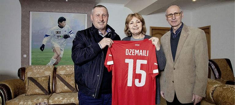 Dans leur village de #Macédoine, les parents de #Dzemaili ont peur qu'il se blesse #Football http://ow.ly/4aK4300cOKx