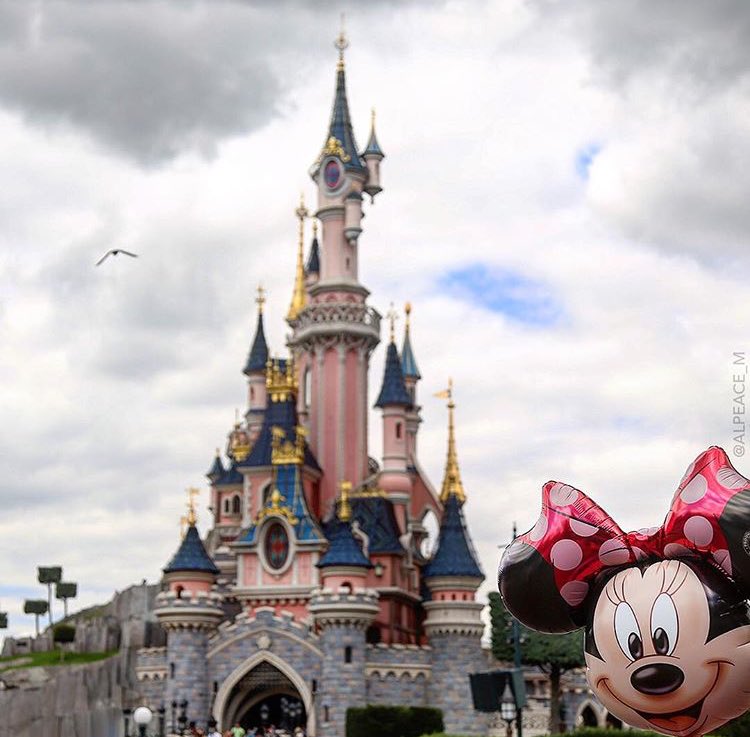 iAlmaith's tweet photo. ليش مايفتحون عندنا دز��ي لاند في بوظبي "السعديات او ياس"؟ او في دبي 🤔 We need one in the Middle East #Disneyland 🙇🏻 https://t.co/yDhto2OtVB