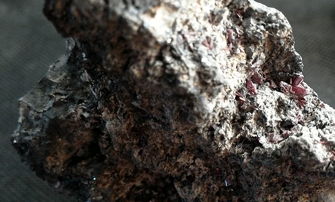 collectionofgem's tweet photo. Small #Proustite #crystals with #Acanthite from Djebel Saghro, Imiter District, #Morocco.
https://t.co/DvRQghtb8j https://t.co/Vq2NDU5WAP