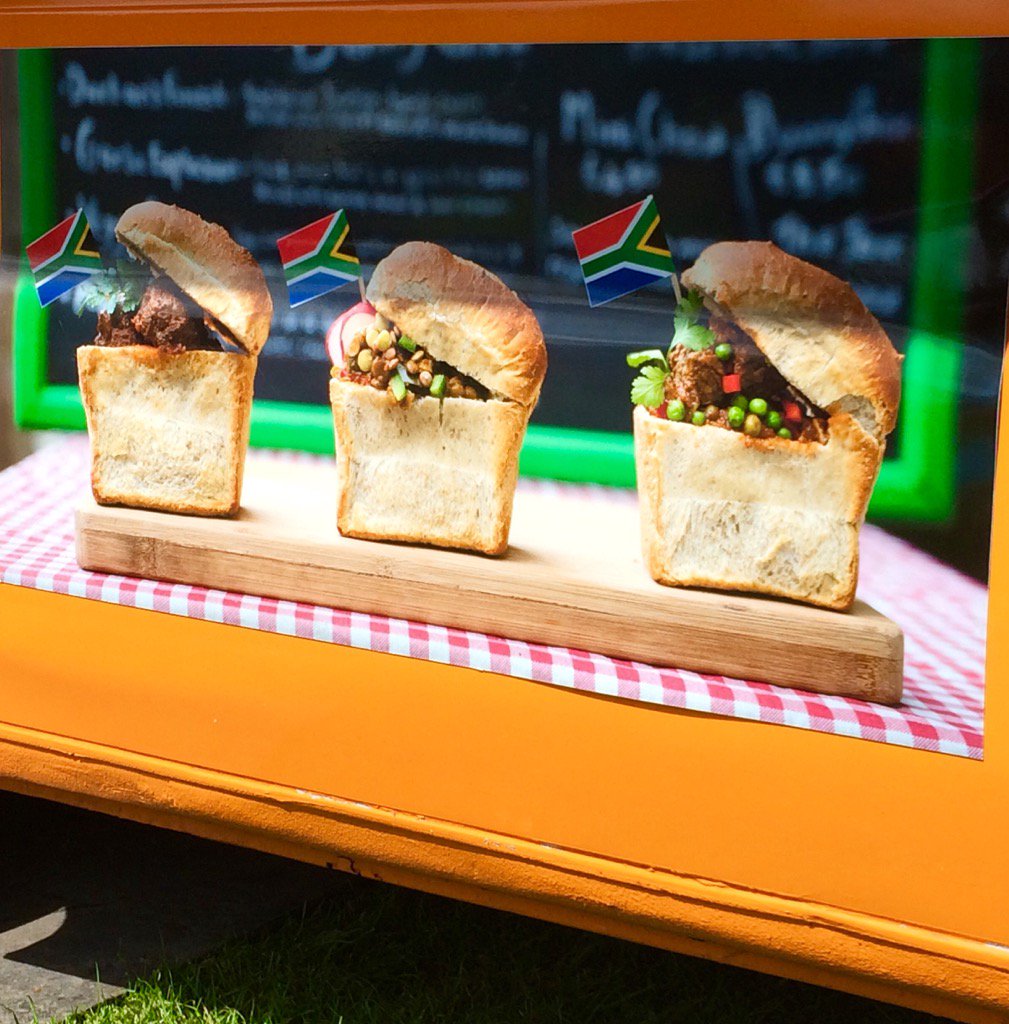 <a href="/Bunnychowexp/">BunnyChow Experience</a> in Stad... Zuid-Afrikaanse Njabulo kan t niet laten om <a href="/Bernoulliplein/">Bernoulliplein</a> aan te doen met z'n foodtruck