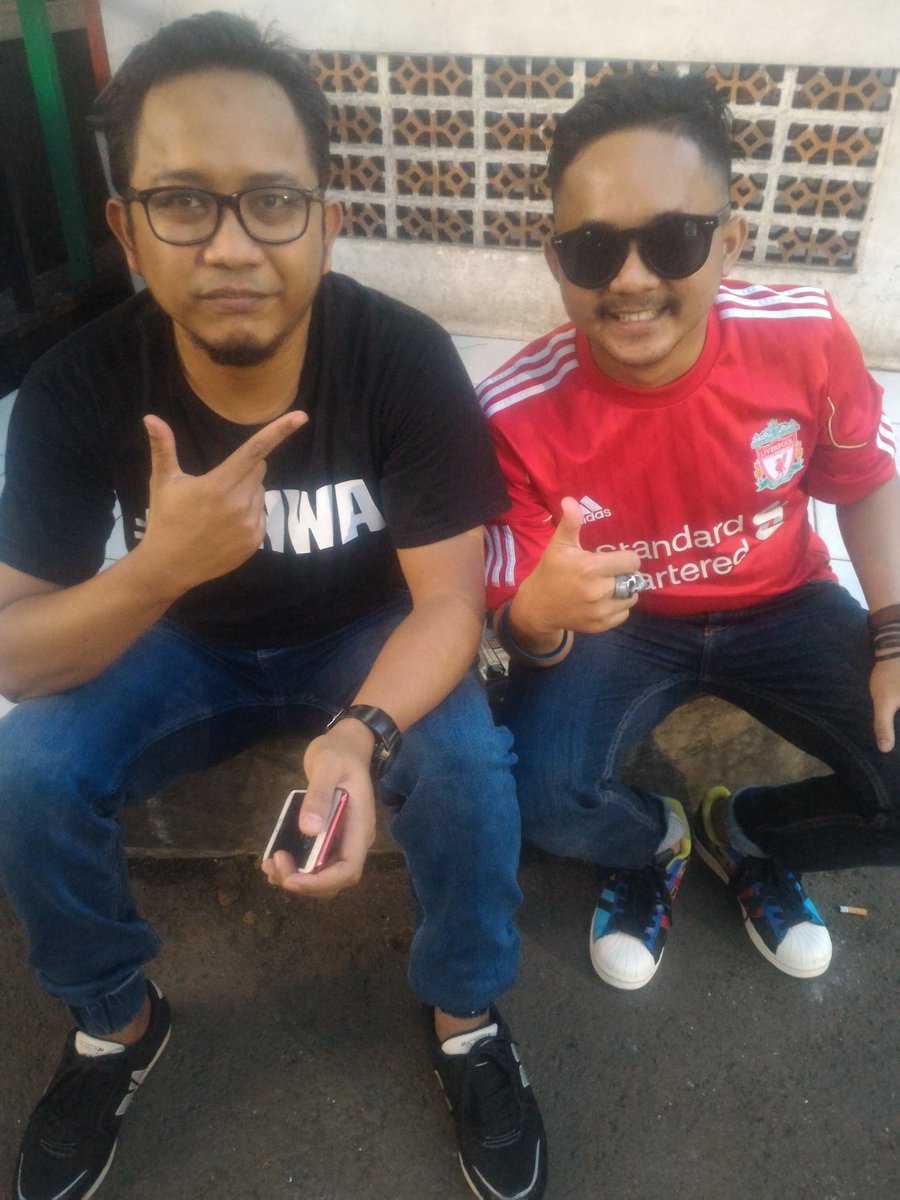 #NonbarManuk nanti kedatangan tamu nih liverpool singapore bang jemmy hhe, ayoo ah merapat kawannn ;)
