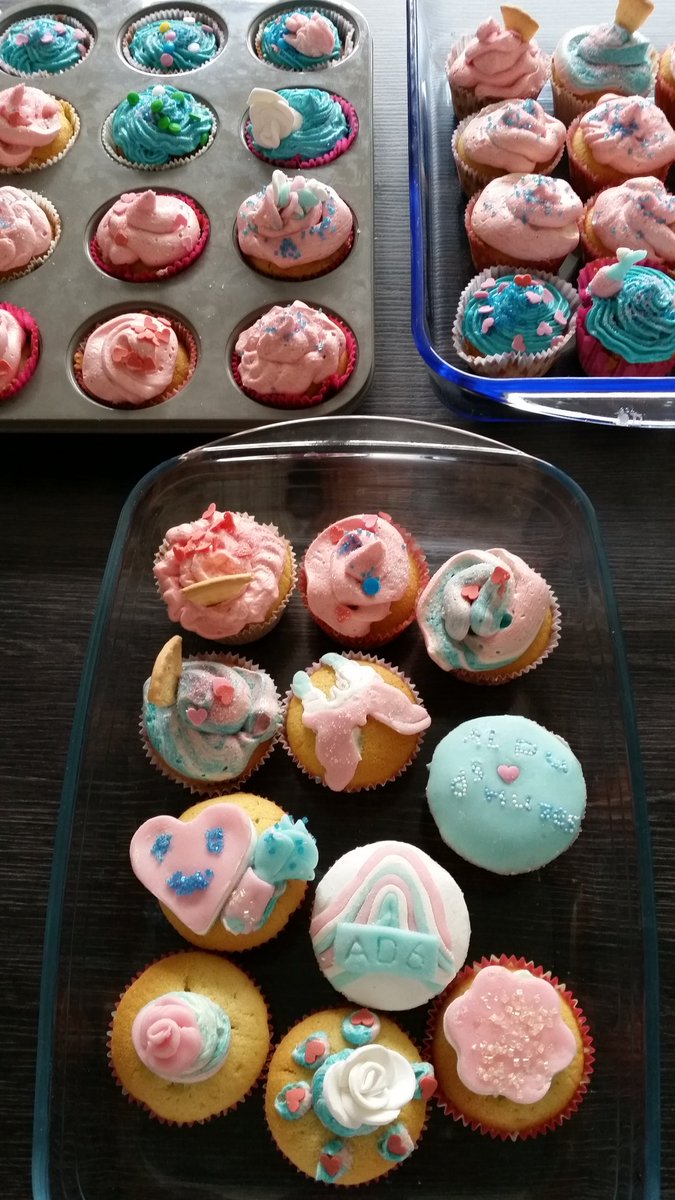 roogv78's tweet photo. Druk bezig met de bestellingen... samen met Nova, Kyan en mama aan het bakken. #cupcakes #alpedhuzes2016 #alpedhuzes https://t.co/rAgNWA6Ab5