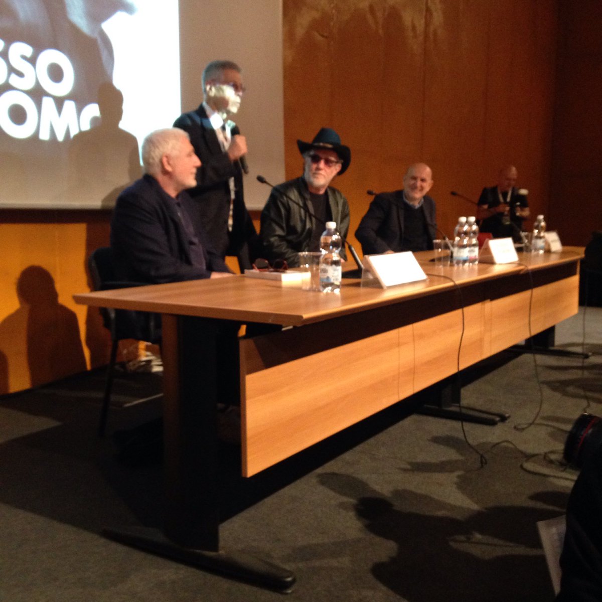 #DeGregori: i libri non possono essere imposti e nemmeno forse consigliati. #SalTo16 
<a href="/CasaLettori/">Casa Lettori</a> 
<a href="/editorilaterza/">Editori Laterza</a>