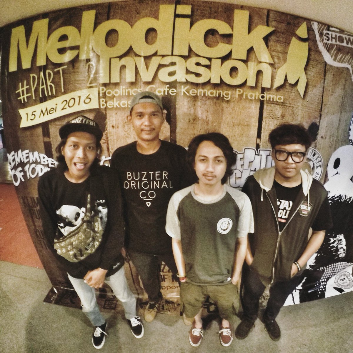 Hai buat kalian yang belum tidur langsung aja ke poolinc cafe kemang bekasi kita bentar lagi on the stage!