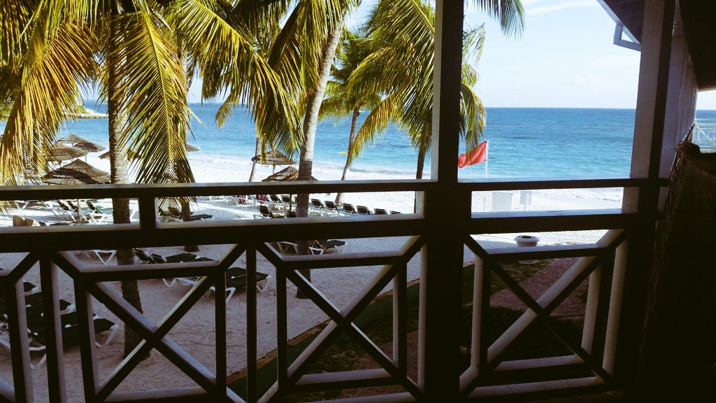 stacysmith1990's tweet photo. 6:30 AM and its boilinggg✌✌ todays gonna be a hot one ☉☉☉☉🐟🐠🐙🐚🦀💑 https://t.co/d8pr2ZujTV