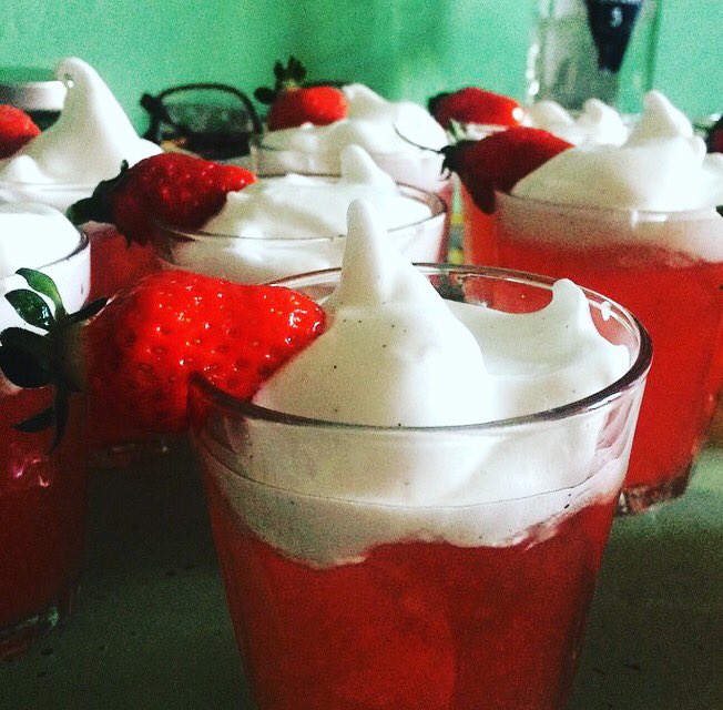 LenaSimonsen's tweet photo. Få #opskriften på den perfekte #sommerdrink #rhubarblena https://t.co/ho2h6GpJsa https://t.co/7CMnSSwUfA