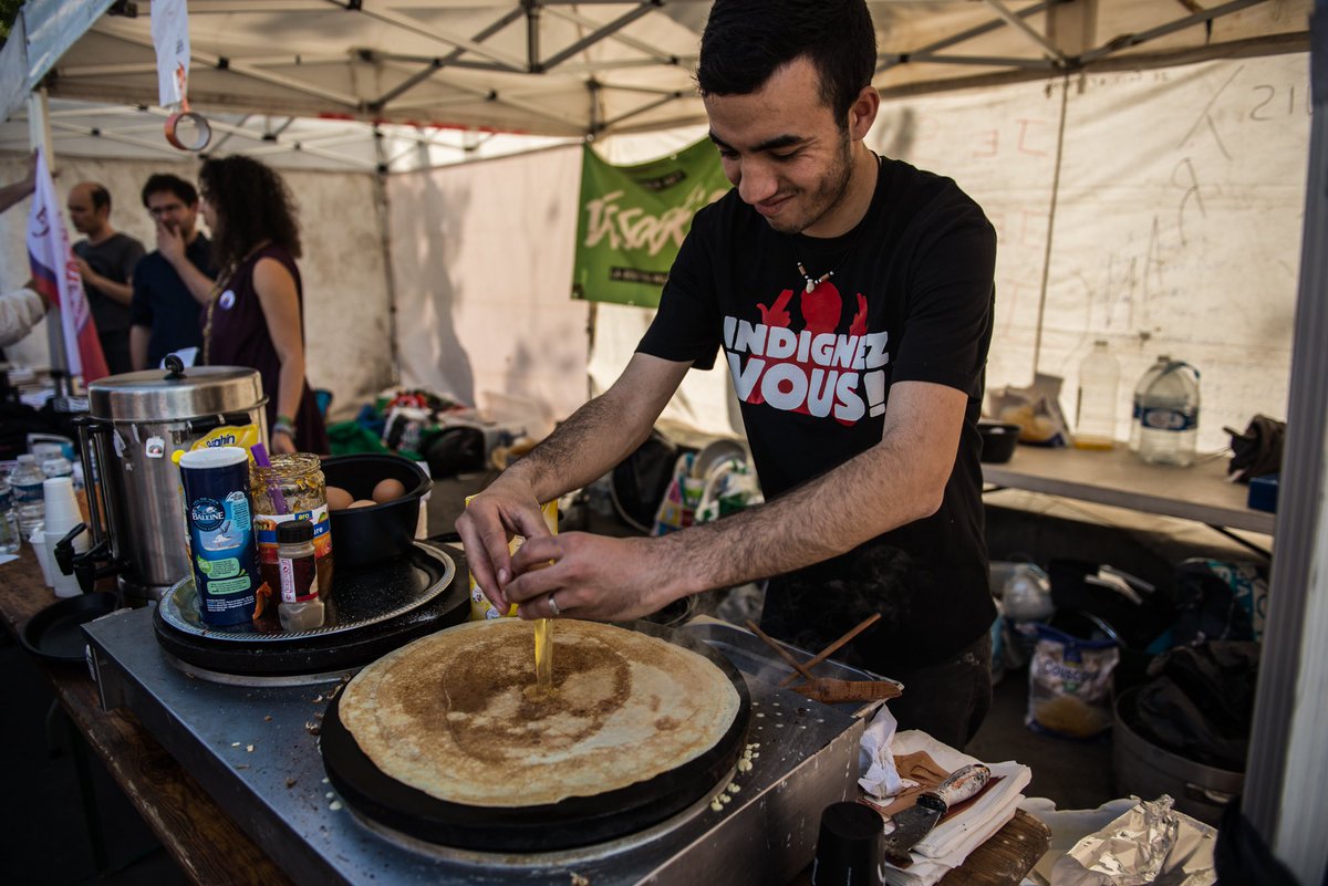 A glimpse of #GlobalDebout. Words by @zanubar, pictures by <a href="/3eses/">Sergio</a> roarmag.org/essays/interna… #WorldDebout