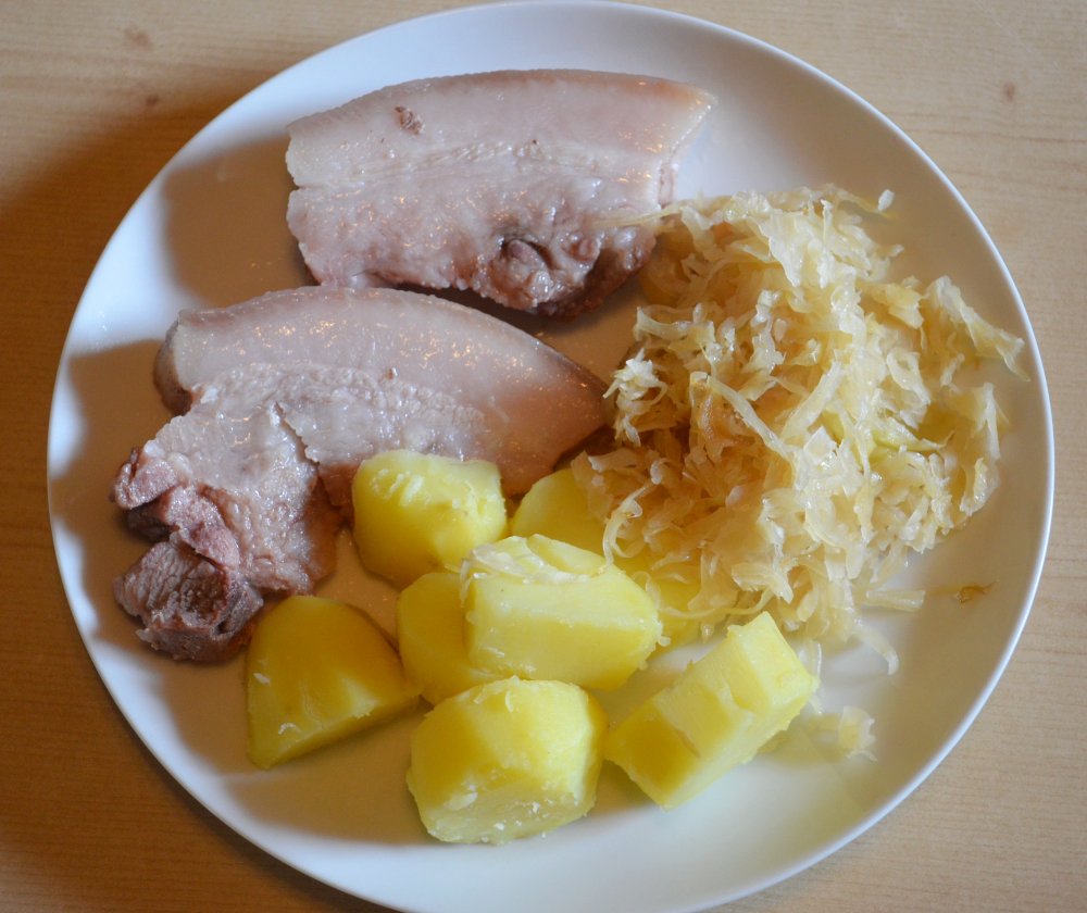 _TodaysFineFood's tweet photo. Today's fine food cannot get any more German: "Wellfleisch" (pork jowl) from the sausage pot, potaoes &amp; sauerkraut. https://t.co/jpbNpIU8fS
