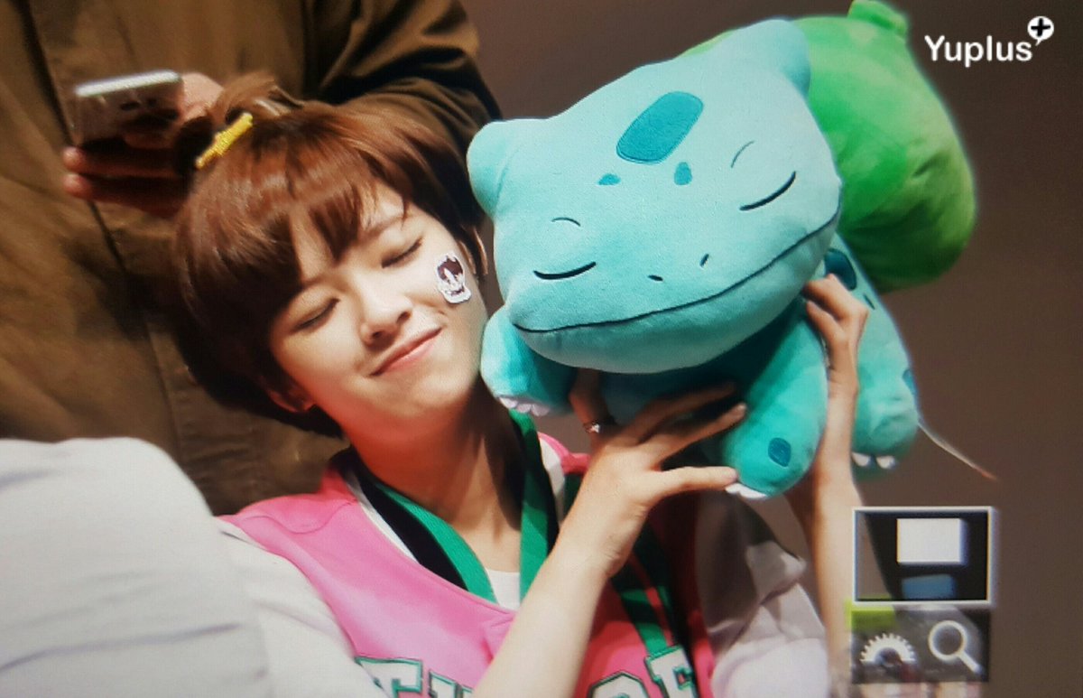 [트와이스] 이상해씨 인형을 받은 정연 | 인스티즈