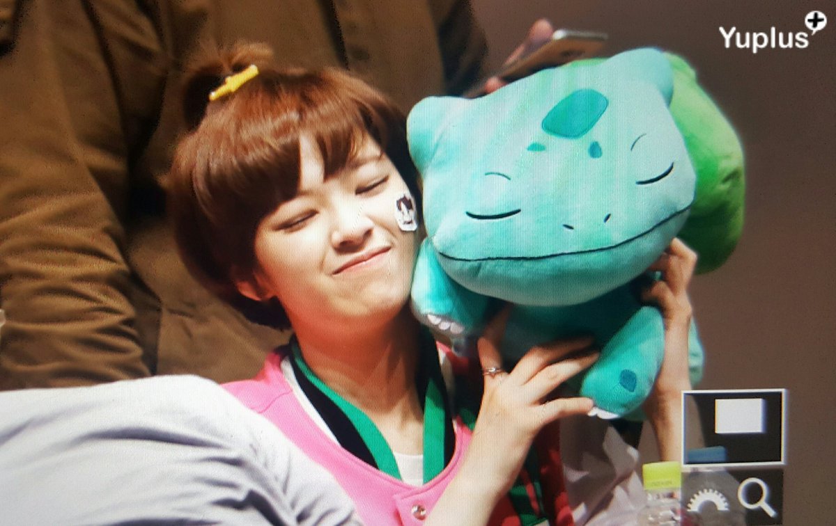 [트와이스] 이상해씨 인형을 받은 정연 | 인스티즈