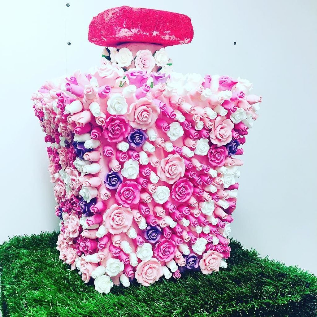 UltraVaganza's tweet photo. Pastry chef at work made this amazing birthday cake!  #theartofplating #plating #chef #cheflife #chefsroll #chefsta… https://t.co/bghuodWve1