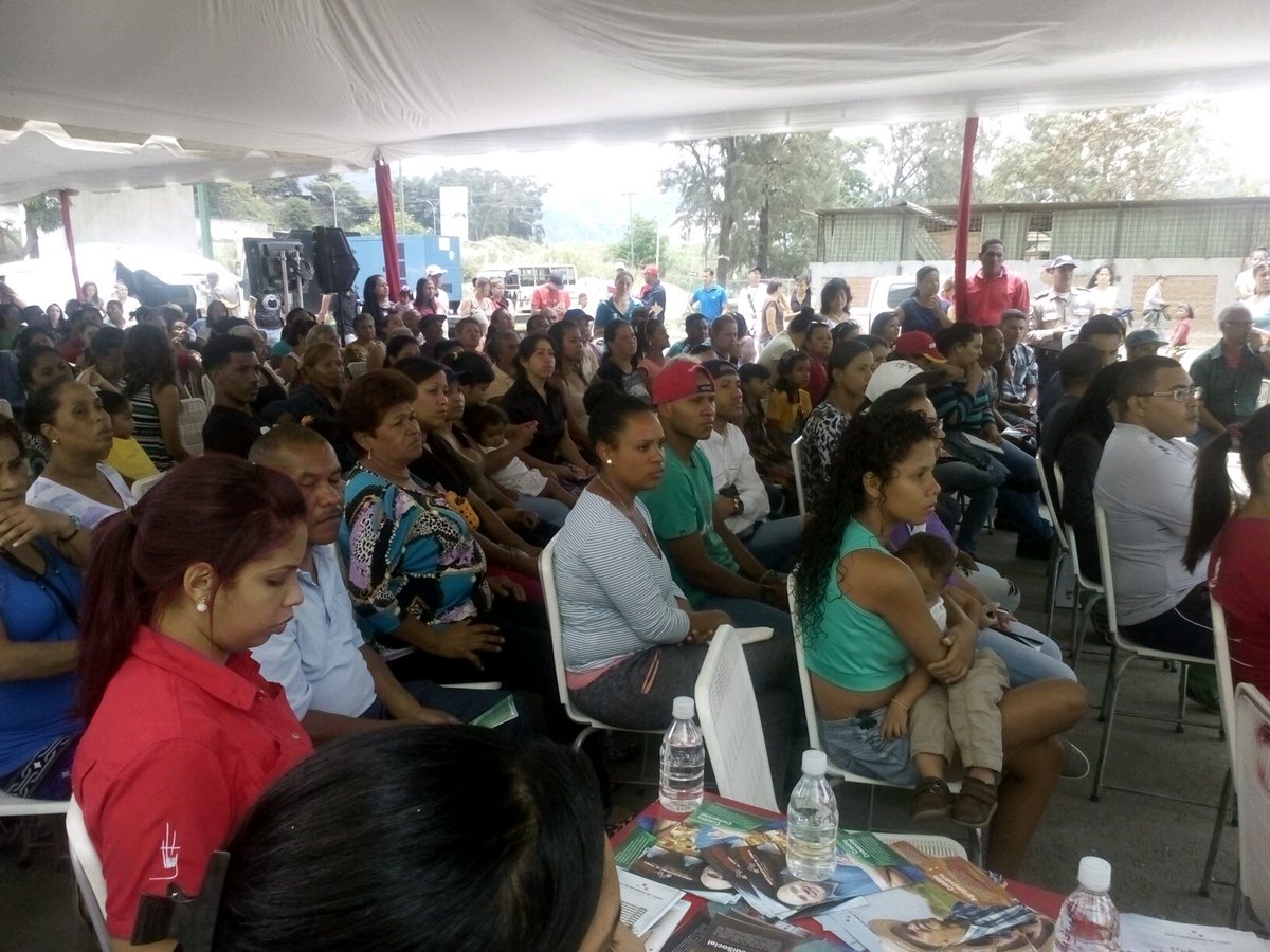 orailene's tweet photo. Juramentacion de Colectivo Coordinación Comunitaria en Ciudad Tiuna.@CcsPatria https://t.co/QEyj6WOGfs