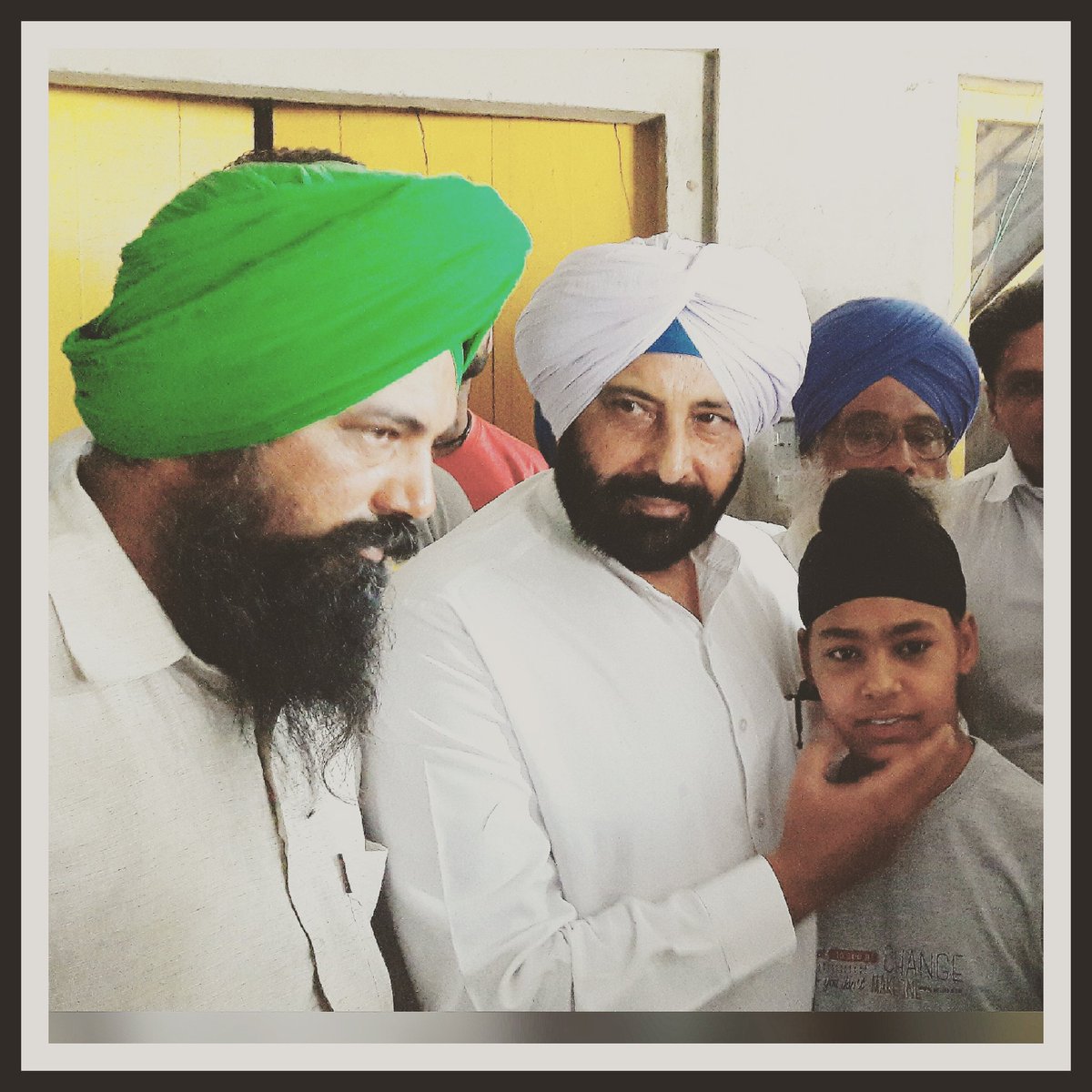 Gsbrars's tweet photo. ਸ. ਕੇਵਲ ਸਿੰਘ ਢਿੱਲੋਂ ਵਿਧਾਇਕ ਬਰਨਾਲਾ ਸਵ. ਬਲਦੇਵ ਸਿੰਘ ਦੇ ਭਰਾ ਲਾਭ ਸਿੰਘ ਤੇ ਬੇਟੇ ਨਾਲ ਕੋਠੇਸਰਾਂ ਵਿਖੇ ਦੁੱਖ ਦਾ ਪ੍ਰਗਟਾਵਾ ਕਰਦੇ ਹੋਏ https://t.co/crBcaw9vf8