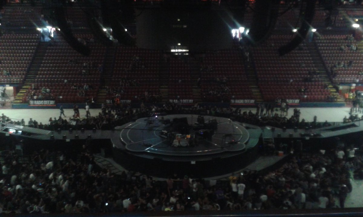 Lucia_GD's tweet photo. Un saluto da Assago! :D #c20 #Muse #museweek #MuseMSF https://t.co/3bOWuJu0EN