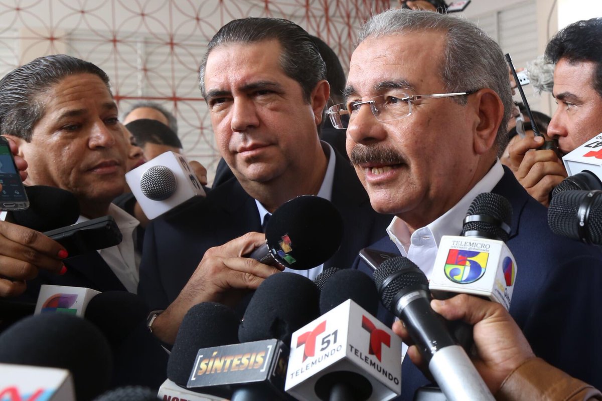 Una vez depositado el voto en las urnas, <a href="/DaniloMedina/">Danilo Medina</a> conversó con los miembros de la prensa.