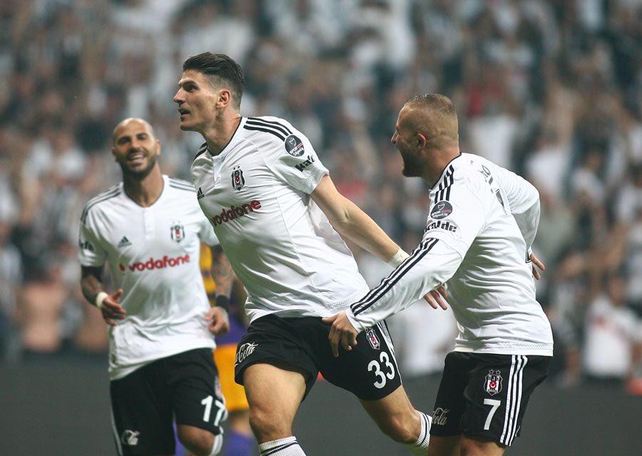 Besiktas's tweet photo. Yakışır sana, yakışır sana, Şampiyonluk Yakışır sana #ŞerefiyleHakkıyla #Beşiktaş https://t.co/ab22zuPjwJ
