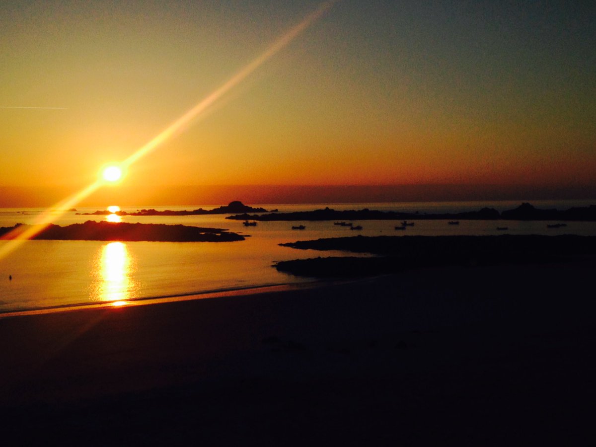 Calmcitymind's tweet photo. Amazing sunset to end a beautiful day on #Guernsey:) #KTPT https://t.co/XnVgLEfmVo